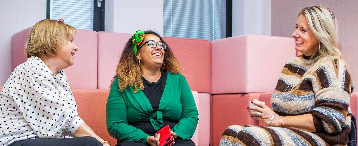 Drie vrouwen in gesprek met elkaar