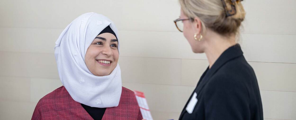 Twee vrouwen kijken elkaar aan