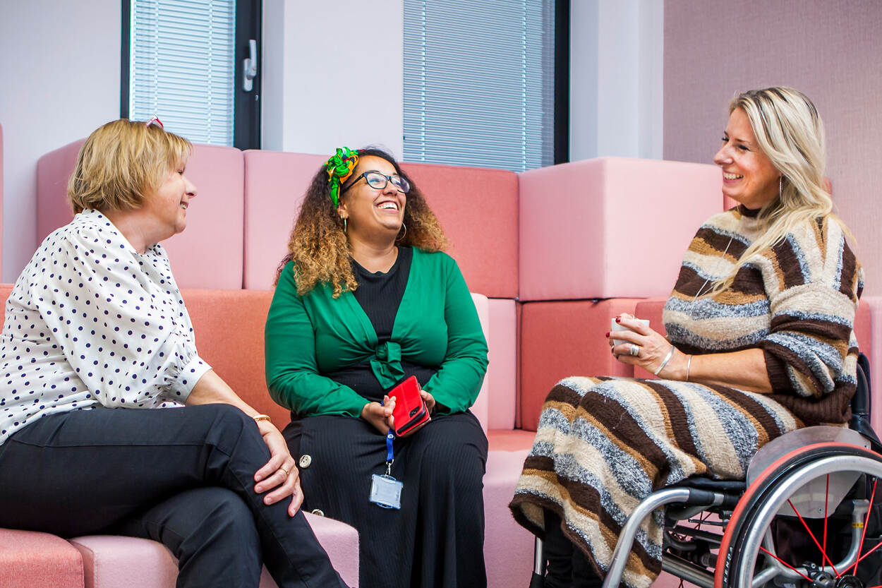 Drie vrouwen in gesprek met elkaar