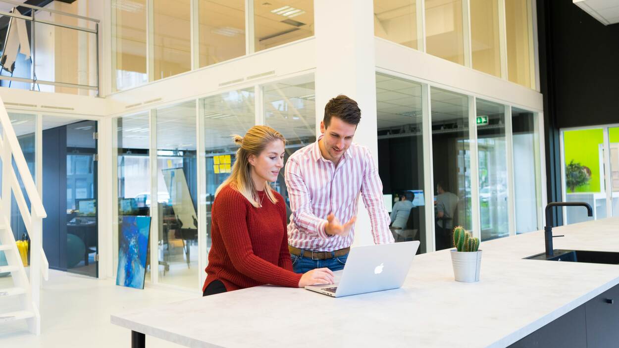 Man en vrouw samen aan het werk