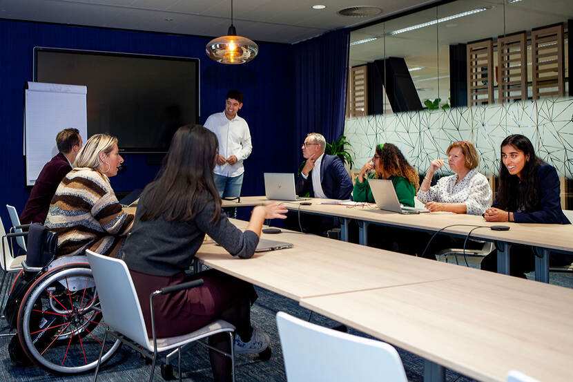 Groep mensen luistert naar presentatie