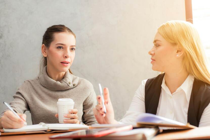 Twee vrouwen in overleg met elkaar