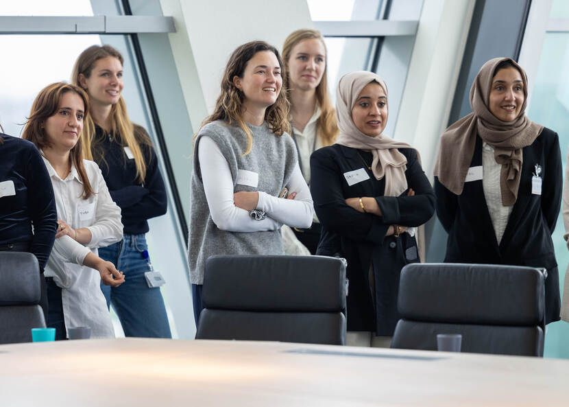 Groep mensen luistert naar spreker