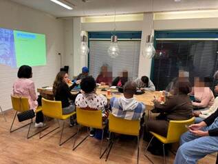 Groep mensen zit in cursusruimte